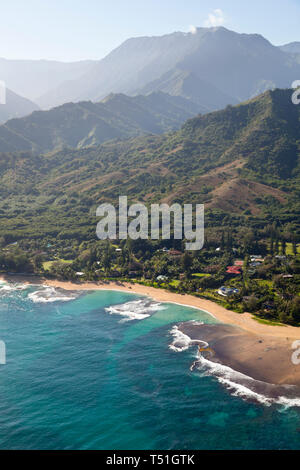 Blick vom Hubschrauber zum Tunnels Beach und Haena Beach auf Kauai, Hawaii. Stockfoto