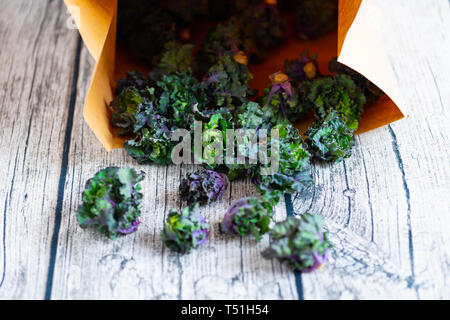 Kalettes (Kreuzung zwischen Rosenkohl und Grünkohl) in einer umweltfreundlichen braune Papiertüte Stockfoto