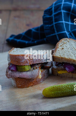 Roastbeef Sandwich mit Gurke und Senf. Stockfoto