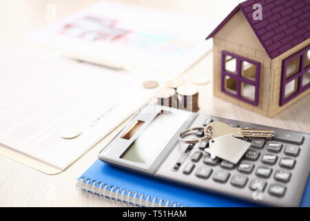 Taschenrechner, Haus Modell, Notebook, Schlüssel auf Tisch Stockfoto