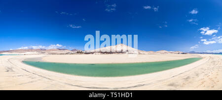 Strand und Lagune von Playas de Sotavento in der Nähe von Risco El Paso. Die Lagune ist in Playa Barca. Stockfoto