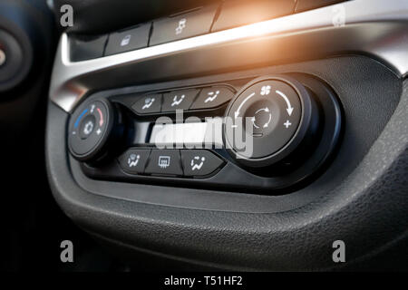 Taste Klimaanlage in einem Auto. Klima-Steuergerät in das neue Auto. Modernes Auto Details im Innenraum. Von Autoteilen. Selektiver Fokus Stockfoto