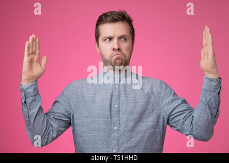 Junge europäische Mann prahlen über die große Größe Stockfoto