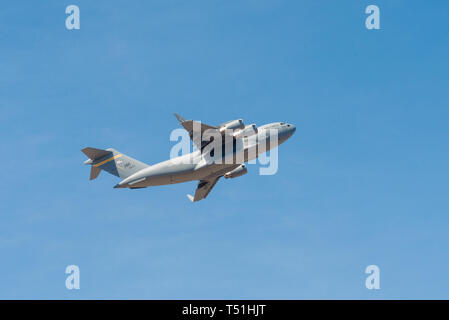 Bangalore, Indien - 22. Februar 2019: US Air Force Boeing C-17 Globemaster auf der Aero India 2019 Ausstellung in Bangalore, Indien fliegen. Aero India ist Stockfoto