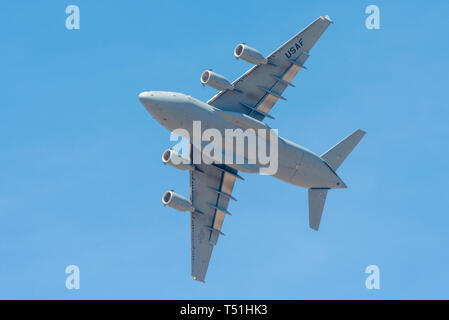 Bangalore, Indien - 22. Februar 2019: US Air Force Boeing C-17 Globemaster auf der Aero India 2019 Ausstellung in Bangalore, Indien fliegen. Aero India ist Stockfoto