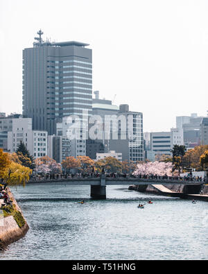 Riverside an der Atombombendom in Hiroshima, Japan während der Kirschblüte Saison Stockfoto