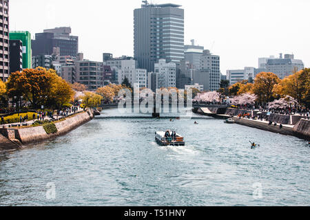 Riverside an der Atombombendom in Hiroshima, Japan während der Kirschblüte Saison Stockfoto