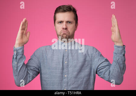 Junge europäische Mann prahlen über die große Größe Stockfoto