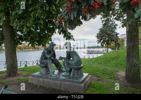 Statue "Jugendliche Sitzen" durch die dänische Bildhauer Johannes Hansen (1903 - 1995) Auf der Nørrebrogade, Kopenhagen, Dänemark. Stockfoto