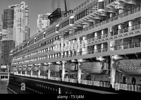 Schwarz-Weiß-Foto Des Riesigen Disney-Kreuzfahrtschiffs Disney Wonder, Ankunft Im Hafen Von Vancouver Bei Sunrise. British Columbia, Kanada. Stockfoto