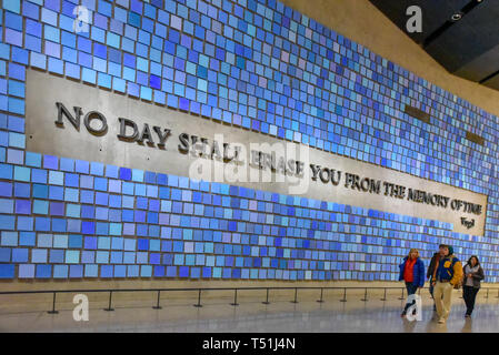 Innerhalb der Nationalen 11. September (9/11) Gedenkstätte und Museum. Eingang detail. Blaue Wand mit Text zu lesen: Kein Tag ist löschen Sie aus dem Speicher o Stockfoto