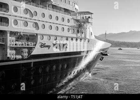 Schwarz-Weiß-Foto Des Disney-Kreuzfahrtschiffs, Disney Wonder, Anlegen Am Kreuzfahrtterminal In Vancouver Harbour Bei Sunrise. British Columbia Stockfoto