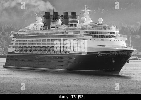 Schwarz-Weiß-Foto Des Riesigen Disney-Kreuzfahrtschiffs Disney Wonder, Ankunft Im Hafen Von Vancouver Bei Sunrise. British Columbia, Kanada. Stockfoto