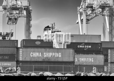 Schwarz-weiß-Foto der Brücke des Containerschiffs, E.R. Texas, am Pier J im Long Beach Container Terminal, Kalifornien. USA. Stockfoto