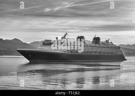 Moody Schwarz-Weiß-Foto Des Giant Disney Cruise Line Ship, Disney Wonder, Ankunft Im Hafen Von Vancouver, British Columbia, Kanada. Stockfoto