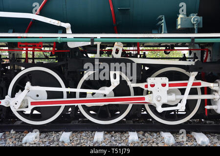 Mechanische Teile und Räder der retro Dampflokomotive, Alte schwarze Dampflok Zug mit Nahaufnahme der Räder Stockfoto