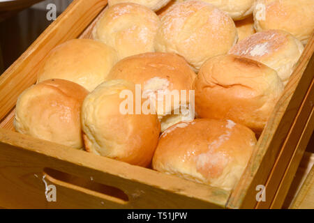 Close up Brötchen in Schimmel auf hölzernen Kasten Stockfoto