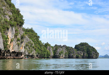 Tham Lod Yai (Grotte Höhle) Dschungel bedeckten Kalksteinfelsen in Phang Nga Bay Stockfoto