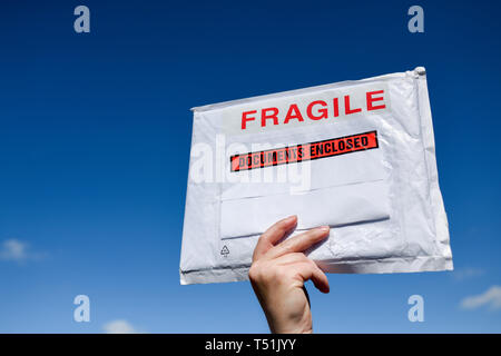 Fragile Paket vor blauem Himmel. Stockfoto