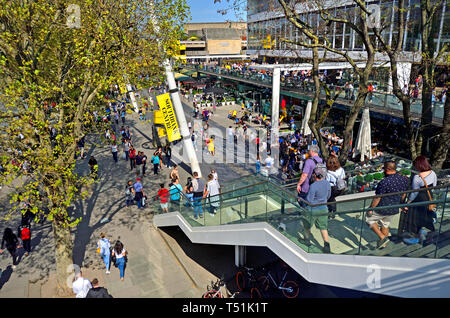 London, England, UK. Southbank Centre Complex (National Theater, Festspielhaus und andere von der Golden Jubilee Steg gesehen) Stockfoto