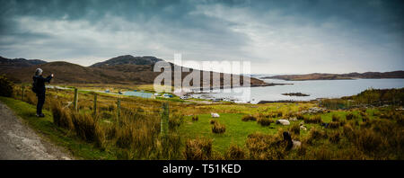 Reife weibliche erfassen die Landschaft von Altandhu, Summer Isles, Westküste von Schottland. Stockfoto