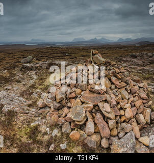 Stein Cairn, Brae der Achnahaird, Westküste von Schottland. Stockfoto