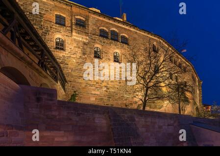 Beleuchtete Nürnberger Burg am Abend, Nürnberg, Mittelfranken, Bayern, Deutschland Stockfoto