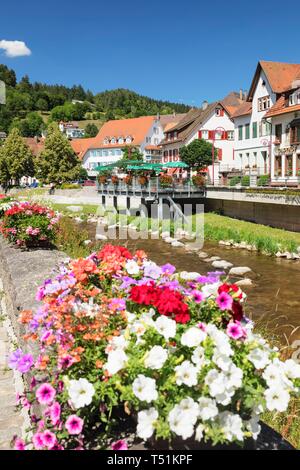 Promenade an der Kinzig, Schiltach, Schwarzwald, Kinzigtal, Baden-Württemberg, Deutschland Stockfoto