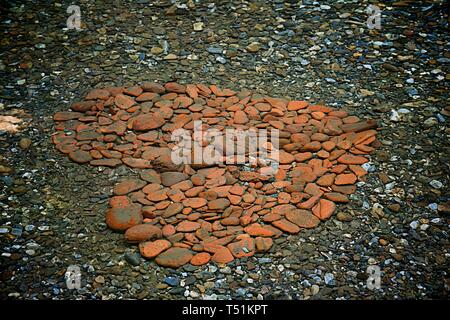 Herzen der roten Steine im Wasser, Raabklamm, Steiermark, Österreich Stockfoto