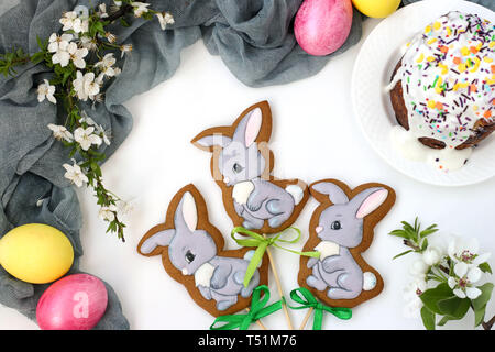 Ostern Lebkuchen in Form von niedlichen Kaninchen auf klebt auf einem weißen Hintergrund befindet, Ansicht von oben, das Konzept der Feder Kirche Urlaub Stockfoto