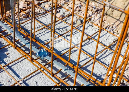 Im Bau des Blitzableitersystems als Teil der grundlegenden Metall Profil aus gebogen und gebunden verstärkend Stab für industrielle Gebäude. Stockfoto