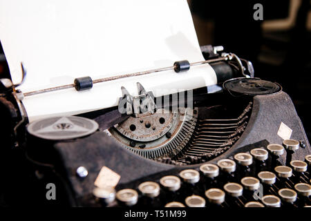 Close-up alte antike Schreibmaschine auf dem Tisch des Schriftstellers mit Papier. Stockfoto