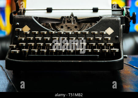 Close-up alte antike Schreibmaschine auf dem Tisch des Schriftstellers mit Papier. Stockfoto