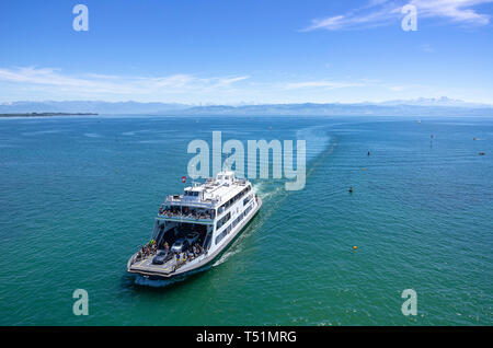 Die autofähre Romanshorn der Fährverbindung Friedrichshafen-Romanshorn am Bodensee nähert sich der Hafen von Friedrichshafen, Deutschland. Stockfoto