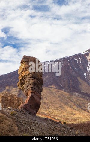 Panoramablick auf einzigartige Roque Cinchado Einzigartige Felsformation mit berühmten Pico del Teide, Teneriffa, Spanien Stockfoto