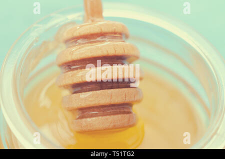 Honig Honig und Zubehör für den Einsatz auf einem blauen Hintergrund aus Holz Stockfoto