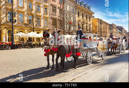 CHISINAU, Moldawien - 19. APRIL 2019: Pferdewagen mit Führungen vor der Marienkirche in Krakau, Polen. Über 50 Kutschen m Stockfoto