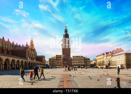 CHISINAU, Moldawien - 19. APRIL 2019: Der Plac Mariacki in Krakau ist eine der schönsten Plätze in Polen und ist der beste Ort, um abends p zu machen Stockfoto