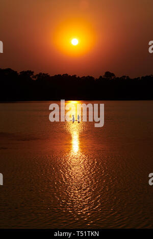 Sonnenuntergang über Srah Srang mit einem Fischer im See Stockfoto
