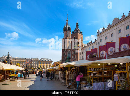 CHISINAU, Moldawien - 19. APRIL 2019: Altstadt Ansicht mit der Adam-mickiewicz-Denkmal und die Marienkirche in Krakau Stockfoto