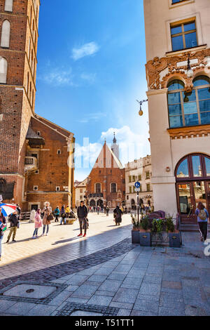 CHISINAU, Moldawien - 19. APRIL 2019: Polen, Krakau. Die kleine mittelalterliche Kirche der Heiligen Barbara auf Plac Mariacki und Nachbarn mit St Mary Basili entfernt Stockfoto