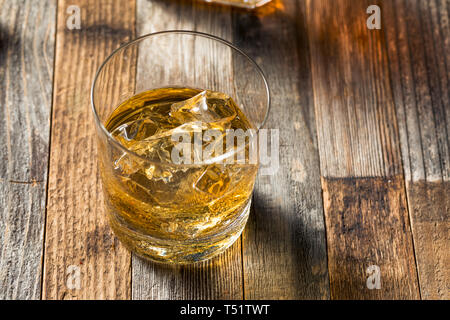 Amber Whiskey auf den Felsen in ein Glas Stockfoto