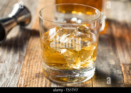 Amber Whiskey auf den Felsen in ein Glas Stockfoto