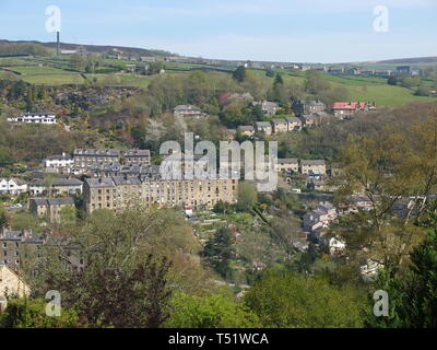 Blick von den Terrassen der Stadt Hebden Bridge, Calderdale, West Yorkshire, UK und die umliegende Landschaft von hoch in die umliegenden Hügel Stockfoto