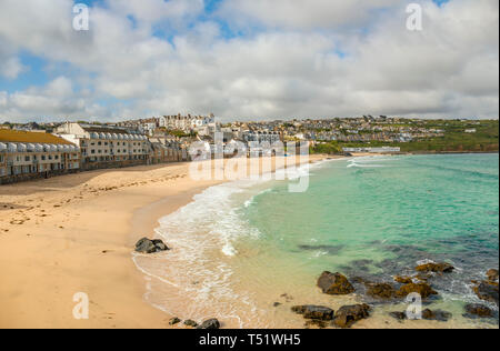 Porthmeor Beach von der Inselhalbinsel aus gesehen, St. Ives, Cornwall, England, Großbritannien Stockfoto