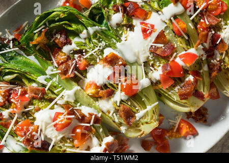 Hausgemachte gegrillte Romaine Blau Käse Salat mit Speck und Käse Stockfoto