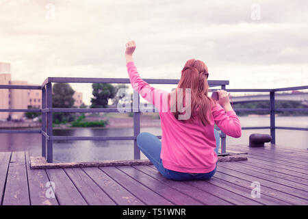 Skinny junges Mädchen in Blue Jeans und helle Top viel Zeit alleine Stockfoto