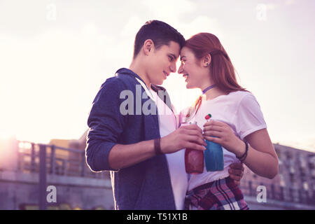 Ziemlich expressiven jungen Paar eng miteinander Stockfoto