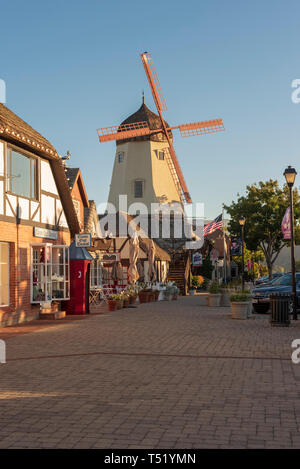 Auf der Suche brick Bürgersteig mit kleinen Geschäften und einzigartige dänische Architektur unter einem blauen Himmel. Mühle Gebäude. Stockfoto