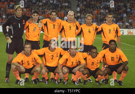 Philips Stadium Eindhoven, Niederlande 7,9..2002, Fußball: Europameisterschaft Qualifier, Niederlande (orange) gegen Weißrussland (weiß) 3:0 --- Teamfoto Niederlande, hintere Reihe von links: EDWIN VAN DER SAR,MARK VON BOMMMEL, RUUD VAN NISTELROOY, JAAP STAM, FRANK DE BOER, PHILLIP COCU vordere Reihe von links: BOUDEWIJN ZENDEN, FERNANDO RICKSEN, ANDY VAN DER MEYDE, EDGAR DAVIDS, PATRICK KLUIVERT Stockfoto